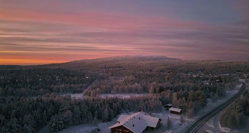 Lapland; Noel Baba'nın Evi Buz Kıran Gemisi ve Treehouse Igloo Konaklama